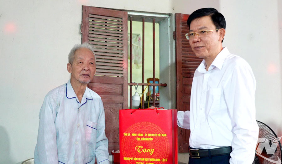 Dương Văn Tiến, Ủy viên BTV Tỉnh ủy, Trưởng Ban Tổ chức Tỉnh ủy tặng quà ông Đào Quang Bắc, sn 1939, Hoạt động kháng chiến bị nhiễm chất độc hóa học 60%.