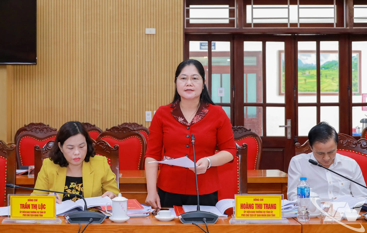 Các đại biểu thảo luận, góp ý vào dự thảo văn kiện đại hội của các đảng ủy.