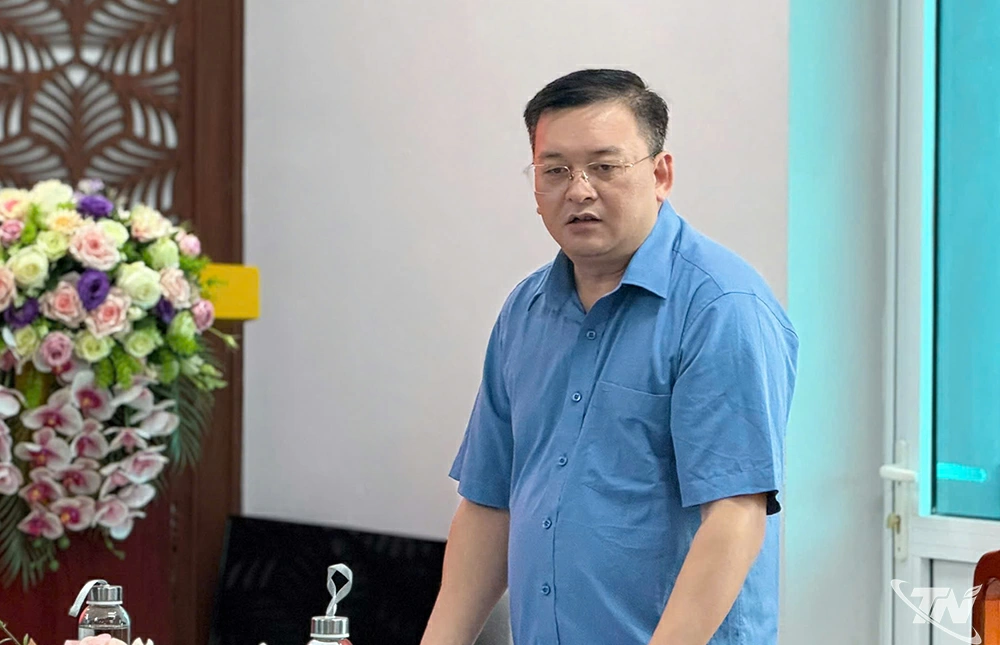 Đại diện Đảng ủy xã Cường Lợi báo cáo công tác chuẩn bị đại hội.