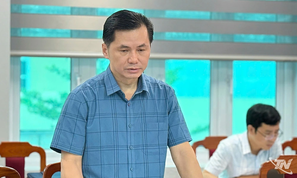 Thành viên Tổ công tác đóng góp ý kiến vào văn kiện đại hội đảng bộ các xã.