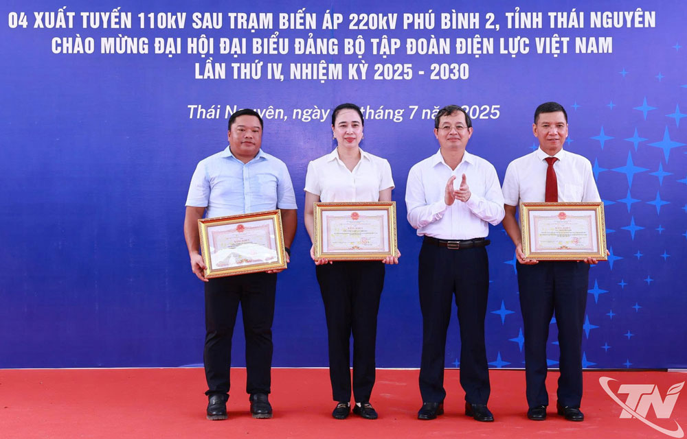 Đồng chí Chủ tịch UBND tỉnh Thái Nguyên tặng Bằng khen 2 tập thể và 1 cá nhân tại buổi lễ.