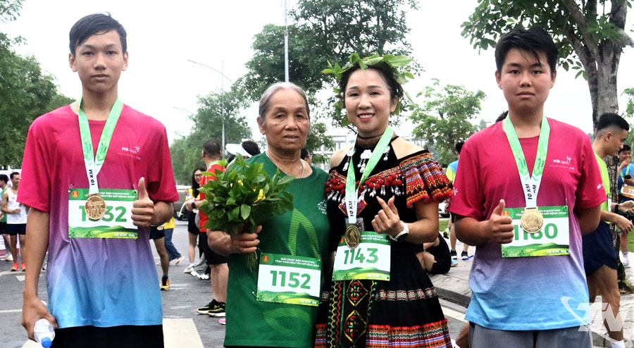 Bộ tiêu chí ứng xử trong gia đình giúp các thế hệ gần gụi nhau hơn. Trong ảnh, Bà Trần Thị Thìn, xã An Khánh (thứ 2 từ trái vào) cùng các cháu.