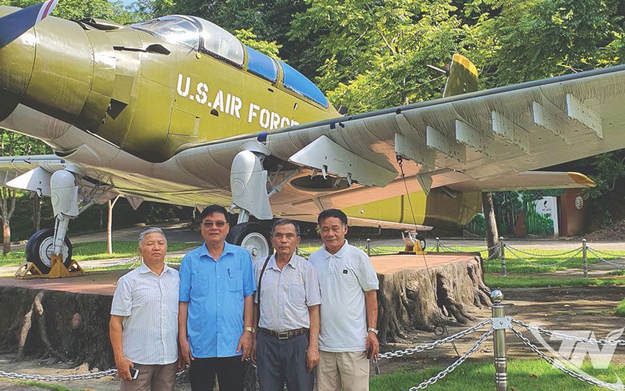 Máy bay L5 tại sân bay dã chiến Lũng Cò, xã Minh Thanh (Tuyên Quang), hoạt động phục vụ Khởi nghĩa Tháng Tám.