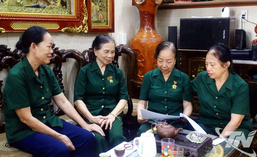 Bà Trần Thị Học, Trưởng Ban liên lạc cựu TNXP Đại đội 913 (thứ 2 từ phải sang) cùng các cựu TNXP Đội 91 Bắc Thái.