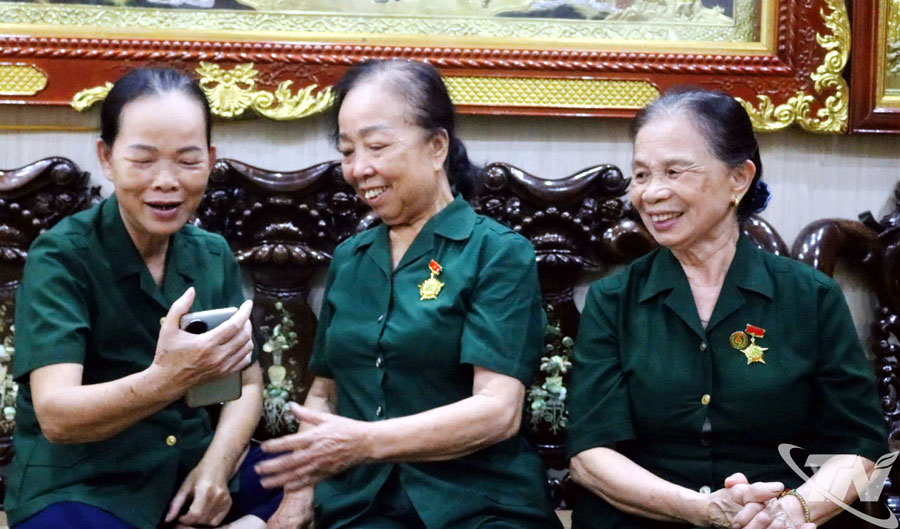 Các cựu TNXP Đội 91 Bắc Thái chia sẻ kinh nghiệm sử dụng mạng xã hội.