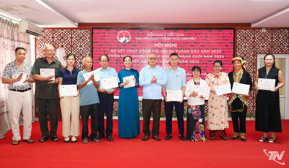 Lãnh đạo Hội Nam y Việt Nam và Chi hội Nam y tỉnh Thái Nguyên trao Giấy chứng nhận cho các hội viên tham dự Hội thảo chuyên đề.