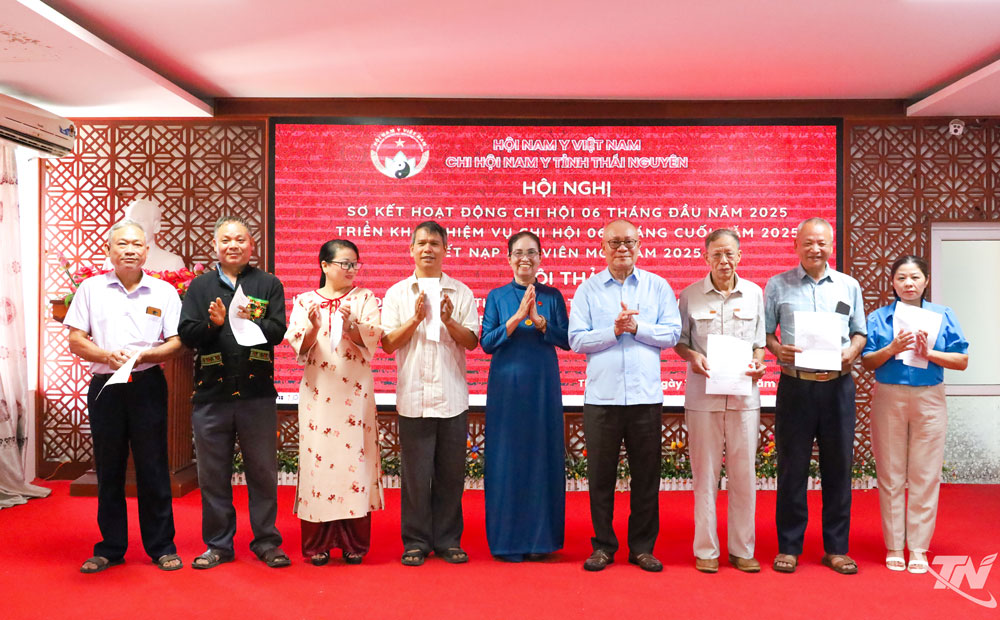 Lãnh đạo Hội Nam y Việt Nam và Chi hội Nam y tỉnh Thái Nguyên trao Quyết định kết nạp 10 hội viên mới.