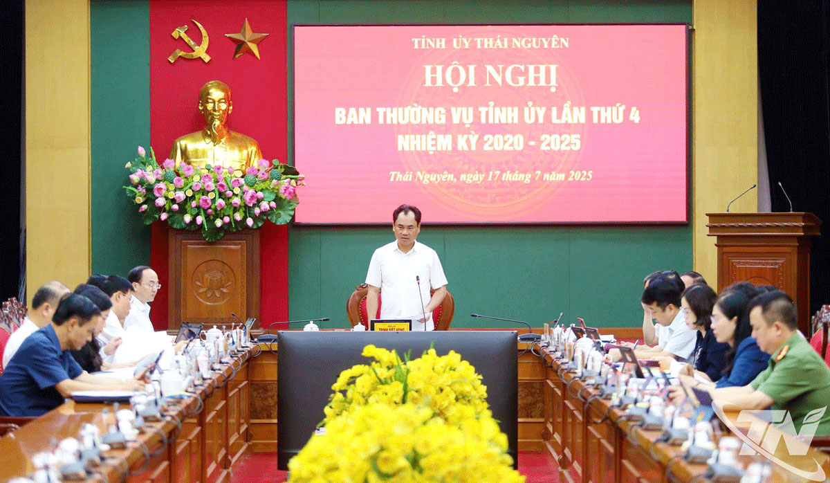 Đồng chí Bí thư Tỉnh ủy Trịnh Việt Hùng chủ trì Hội nghị.