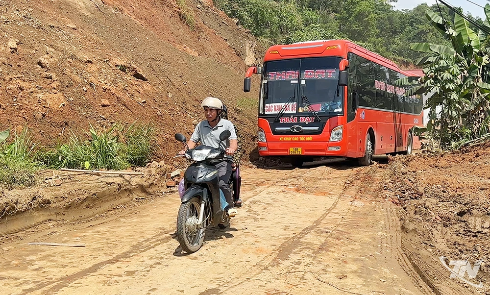 Một điểm sạt lở trên tuyến tỉnh lộ 258 đoạn qua xã Chợ Rã.