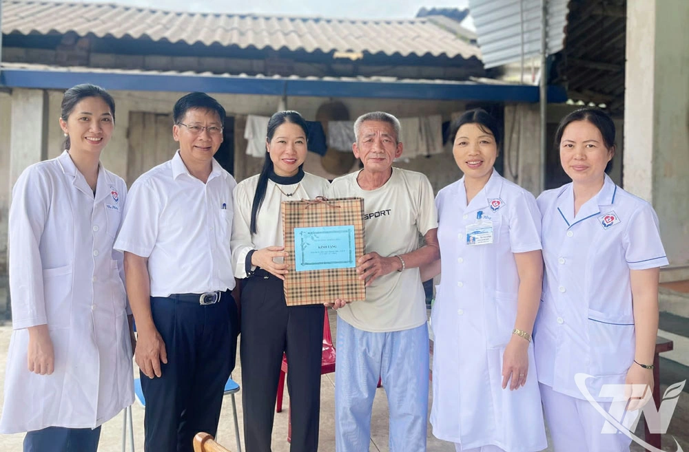 Đoàn thăm hỏi, động viên gia đình thương binh Đỗ Huy Thực, phường Sông Công.