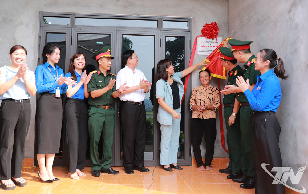 Khánh thành ngôi nhà của bà Dương Thị Khanh.