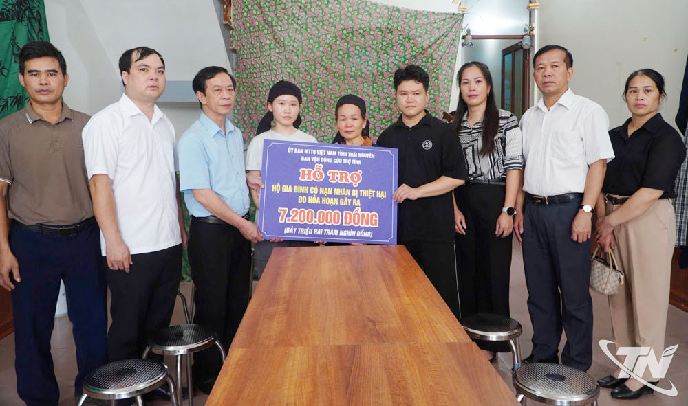 Đoàn công tác đến động viên, trao tiền hỗ trợ cho gia đình bà Hoàng Thị Chinh, ở thôn Tin Đồn - có người thân tử vong trong vụ hỏa hoạn sáng 22-7, tại tiểu khu 7, xã Chợ Rã.