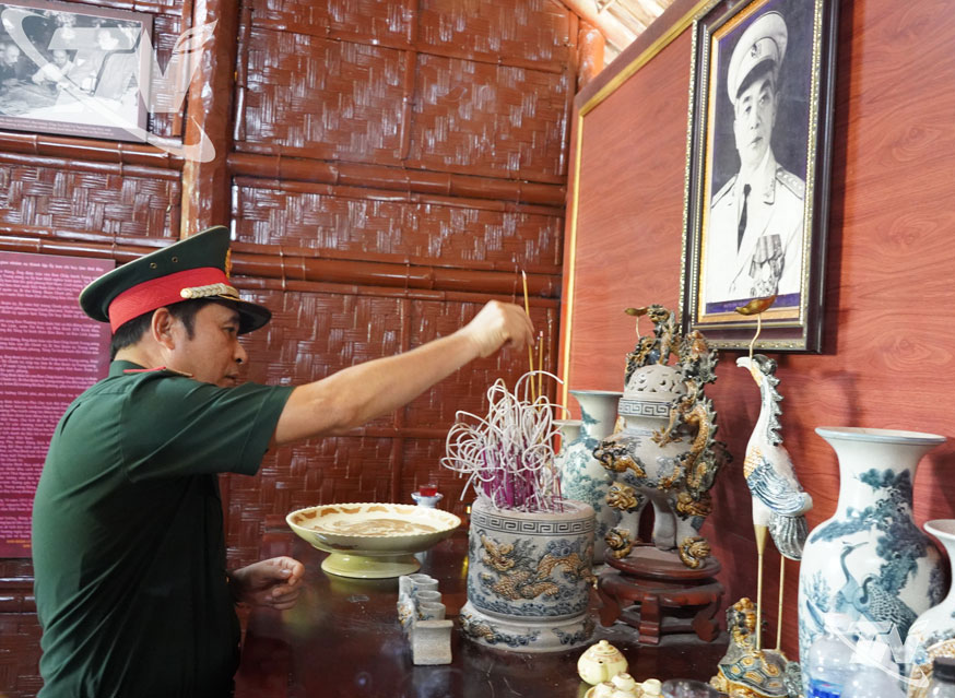 Thượng tướng Phùng Sĩ Tấn dâng hương Đại tưởng Võ Nguyên Giáp tại Di tích Văn phòng bộ tổng tư lệnh Quân đội Nhân dân Việt Nam (xóm Bảo Biên, xã Định Hoá