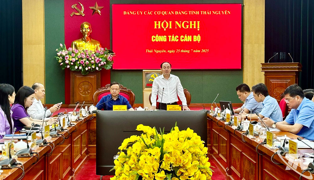 Đồng chí Nguyễn Đăng Bình, Phó Bí thư Thường trực Tỉnh ủy, Chủ tịch HĐND tỉnh, Bí thư Đảng ủy các cơ quan Đảng tỉnh chỉ đạo tại Hội nghị.