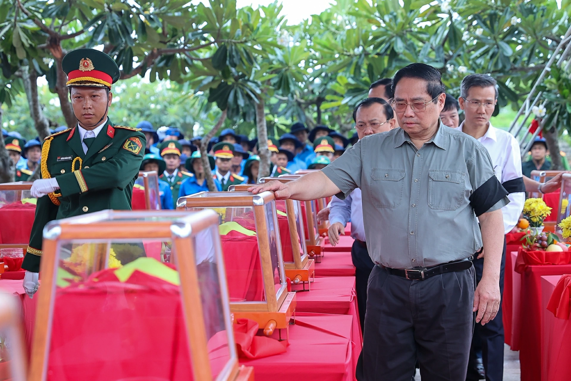 Thủ tướng Phạm Minh Chính cùng đoàn công tác dự lễ viếng, lễ truy điệu và an táng hài cốt liệt sĩ tại Nghĩa trang liệt sĩ Dốc Bà Đắc - Ảnh: VGP/Nhật Bắc