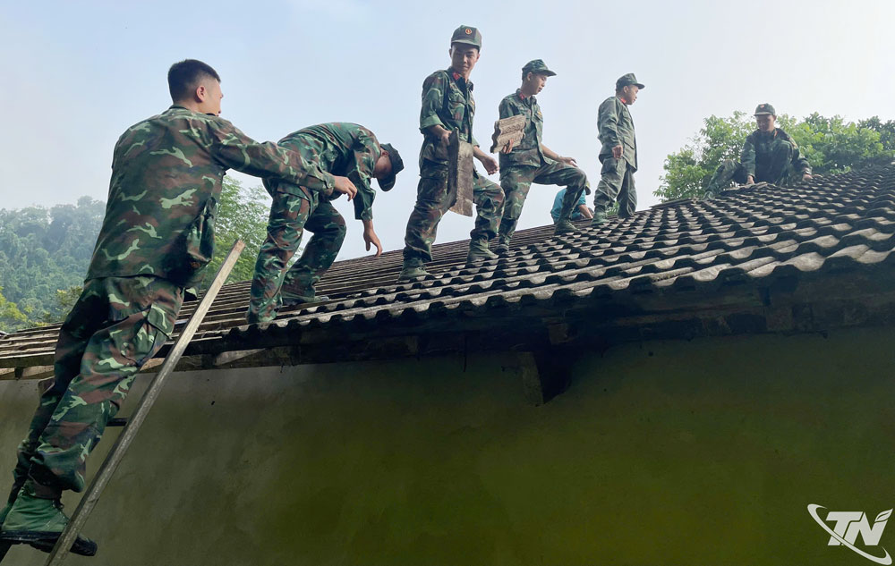 Bộ đội Trung đoàn 750 (Bộ CHQS tỉnh Thái Nguyên) hỗ trợ xóa nhà tạm cho hộ nghèo, người có công, gia đình chính sách.