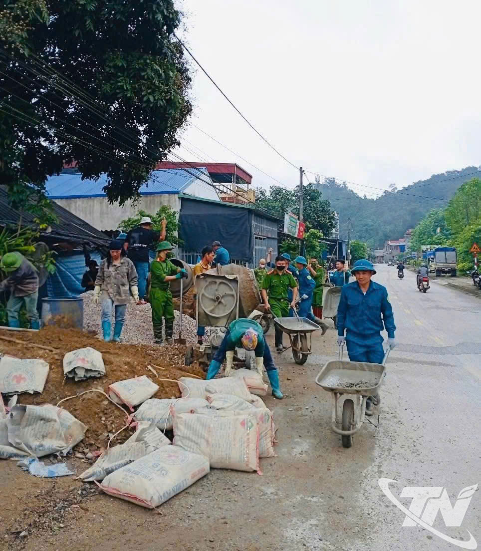 Lực lượng công an, quân sự xã Bạch Thông hỗ trợ ngày công làm nhà cho gia đình người có công.