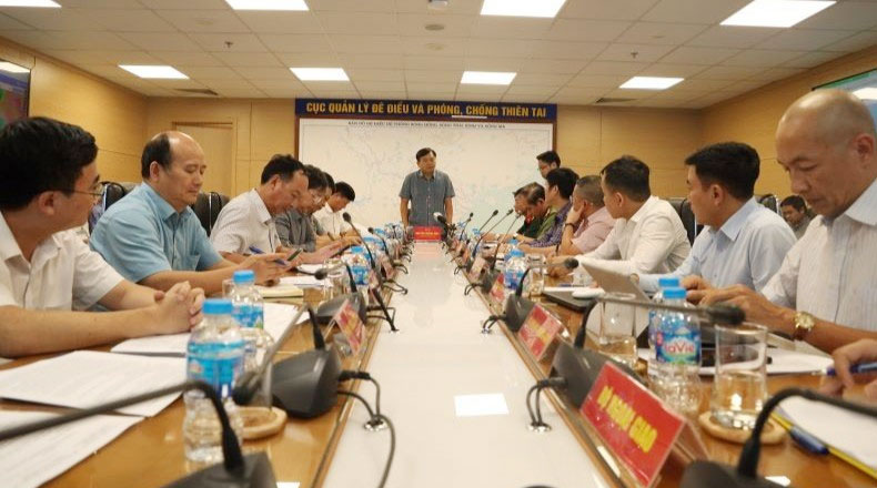 Thứ trưởng Nguyễn Hoàng Hiệp chỉ đạo tại cuộc họp khẩn về công tác ứng phó với bão Wipha.