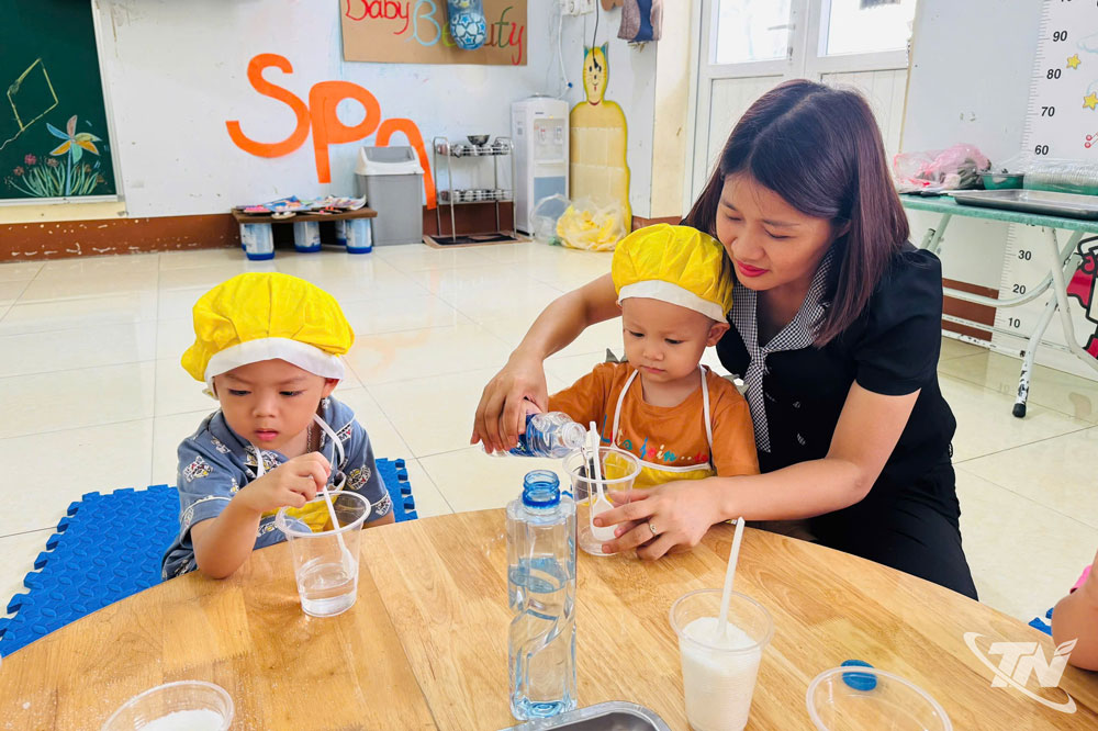 Các cô giáo của Trường Mầm non Hoa Sen tận tình hướng dẫn, chăm sóc các cháu.