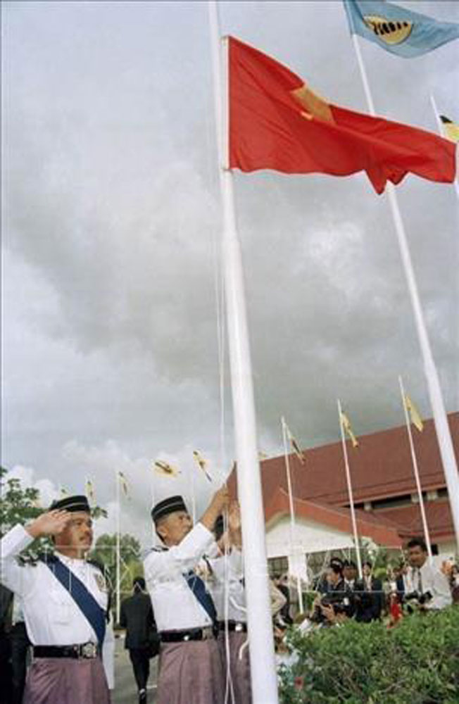 Nghi thức thượng cờ tại Lễ kết nạp Việt Nam là thành viên chính thức thứ 7 của Hiệp hội các Quốc gia Đông Nam Á (ASEAN), chiều 28/7/1995, tại Thủ đô Bandar Seri Begawan (Brunei). Ảnh tư liệu: Trần Sơn/TTXVN