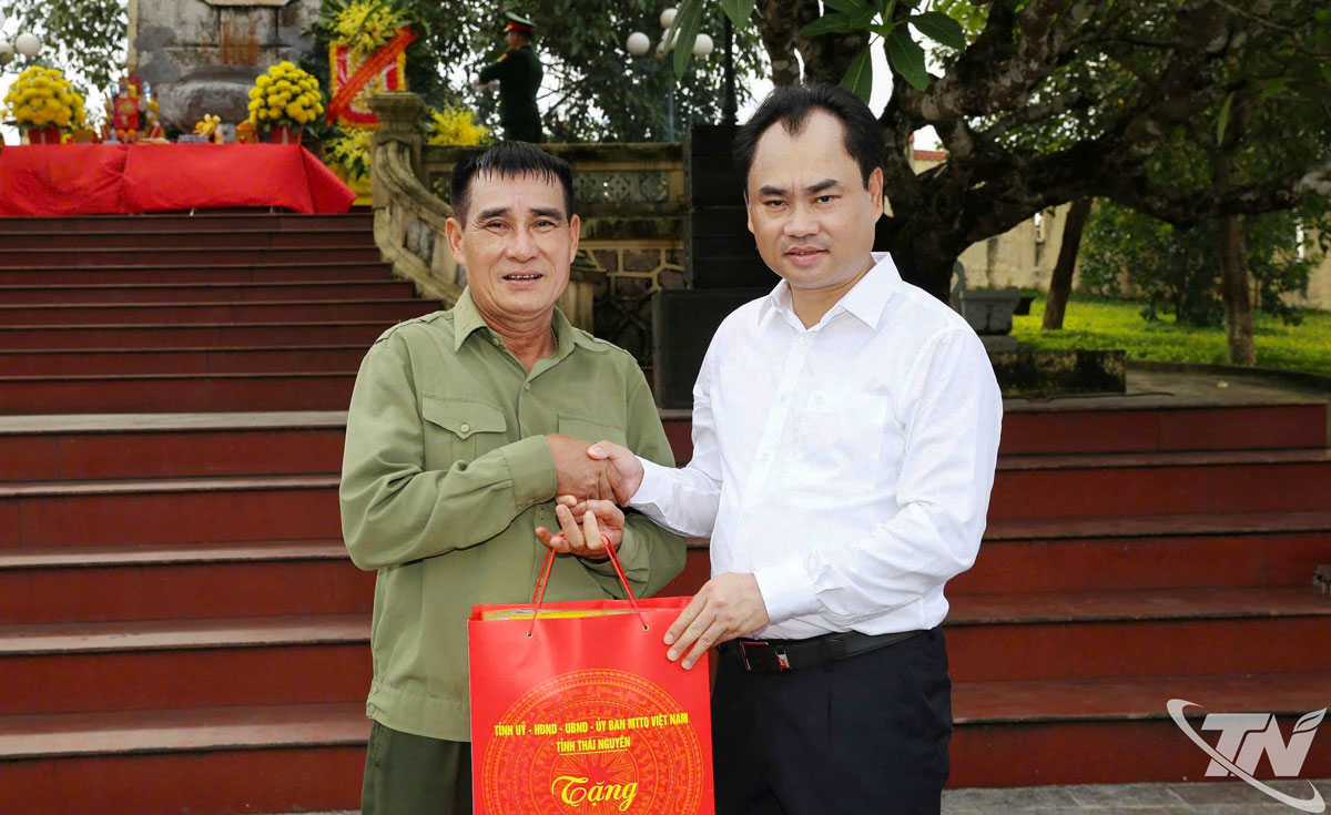 Đồng chí Bí thư Tỉnh ủy Trịnh Việt Hùng tặng quà đại diện đơn vị quản lý, bảo vệ Nghĩa trang Liệt lĩ Dốc Lim.