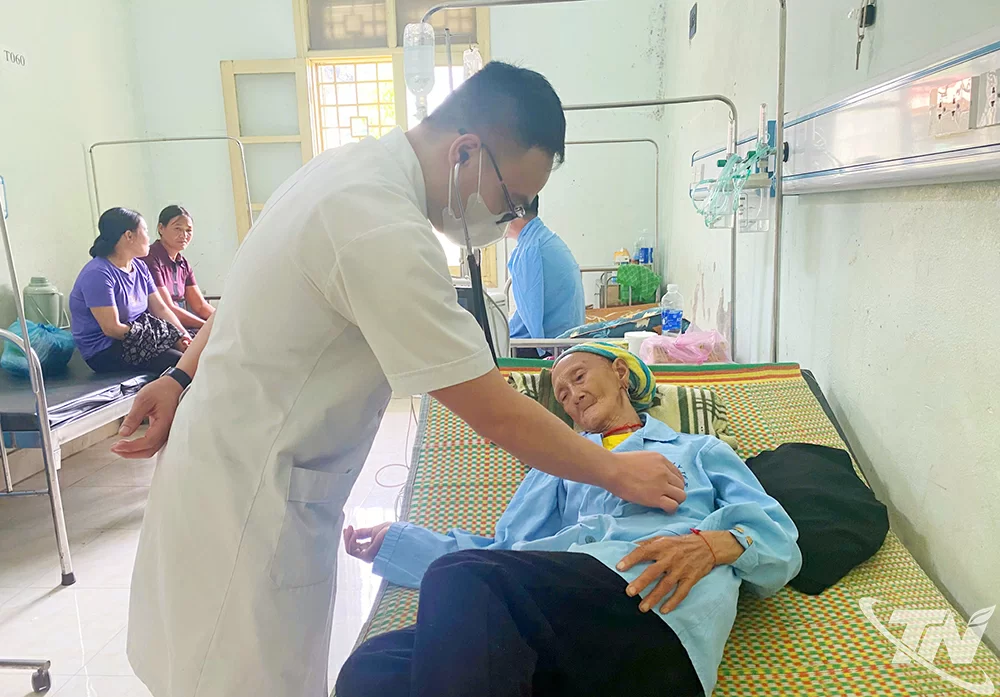 Bác sĩ thăm khám sức khỏe cho bà Phượng Mùi Khé. Ảnh Văn Lạ.