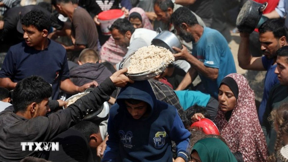 Người dân nhận thực phẩm cứu trợ tại Gaza. (Ảnh: THX/TTXVN)