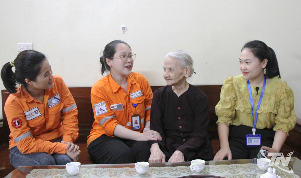 Cán bộ, công nhân viên Công ty NÚi Pháo ân cần thăm hỏi, động viên thân nhân gia đình chính sách.