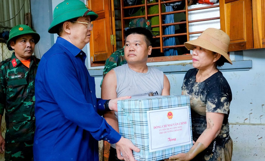 Phó Thủ tướng Mai Văn Chính tặng quà, động viên các hộ gia đình sớm vượt qua khó khăn, ổn định cuộc sống.