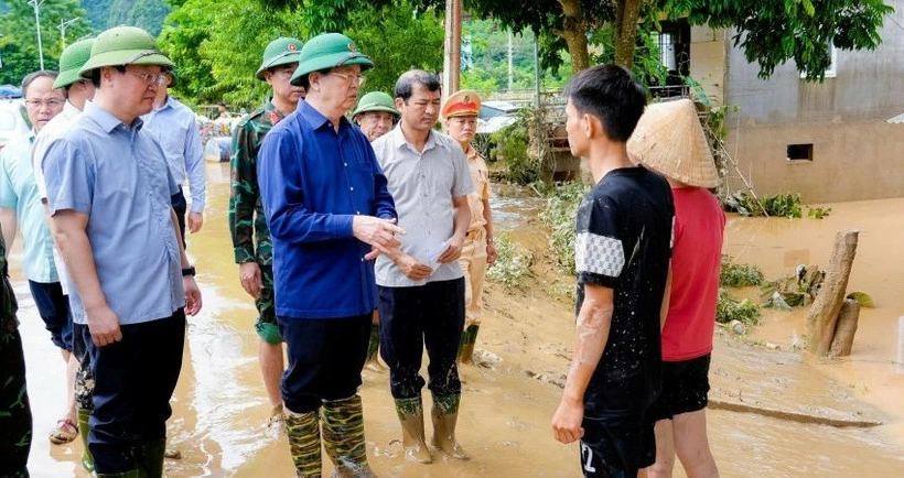 Phó Thủ tướng Chính phủ Mai Văn Chính thăm hỏi, động viên những gia đình bị ngập sâu tại xã Con Cuông.