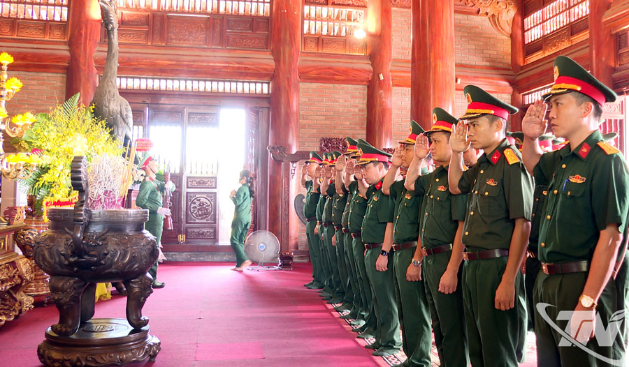 Đoàn đại biểu Bộ Chỉ huy Quân sự tỉnh dâng hương, dâng hoa tại Khu di tích lịch sử Quốc gia 60 liệt sĩ thanh niên xung phong Đại đội 915.