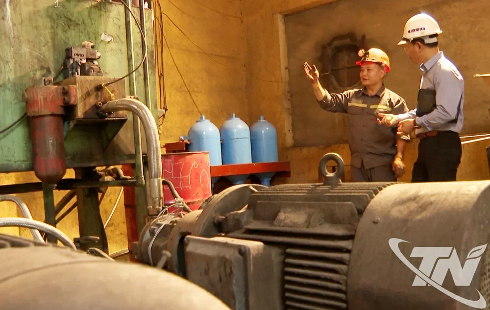 Anh Trịnh Minh Tuấn, Đội trưởng sản xuất, Phân xưởng lò đúc (Nhà máy Luyện thép Lưu Xá) giới thiệu về sáng kiến của mình.