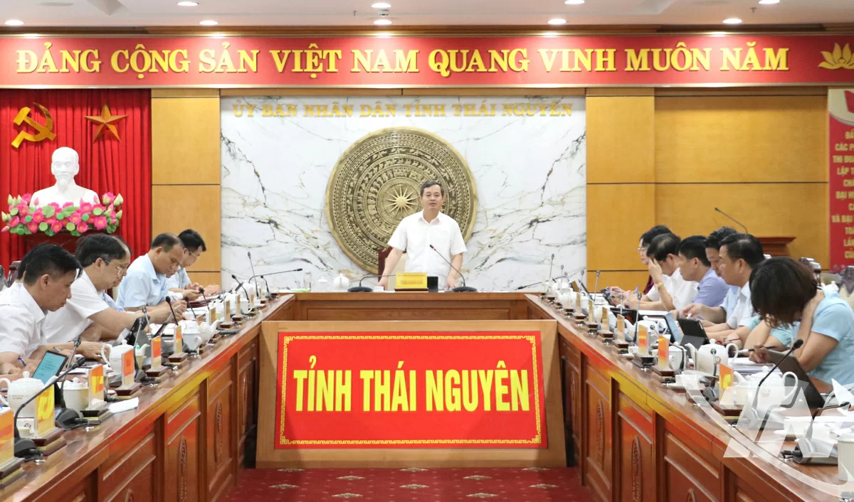 Đồng chí Chủ tịch UBND tỉnh Phạm Hoàng Sơn chủ trì Hội nghị.