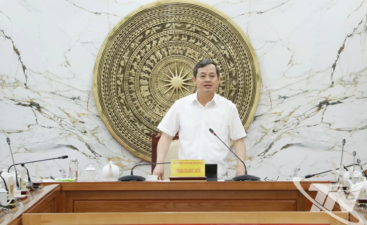 Đồng chí Chủ tịch UBND tỉnh Phạm Hoàng Sơn kết luận Hội nghị.