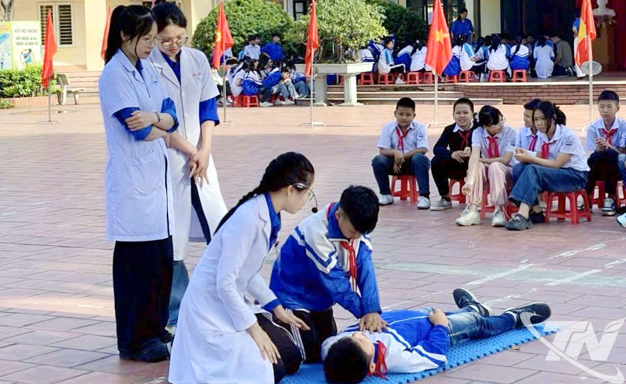 Sinh viên Đại học Y Dược Thái Nguyên hướng dẫn học sinh Trường THCS Úc Kỳ sơ cứu cho người bị đuối nước.