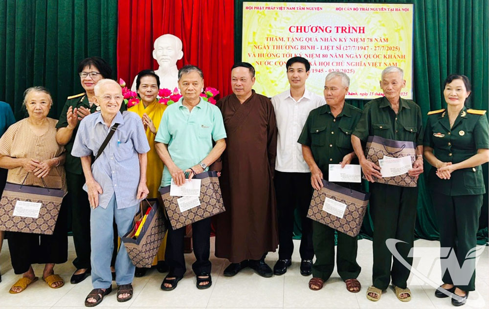 Đoàn công tác tặng quà người có công.