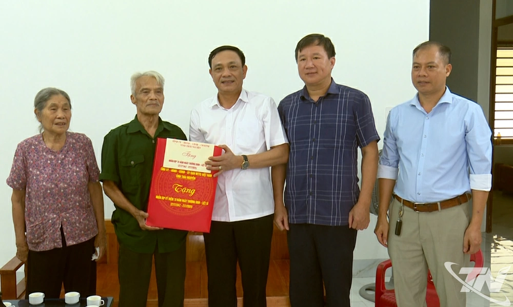 Đồng chí Phạm Văn Thọ, Ủy viên Ban Thường vụ, Giám đốc Sở Công Thương tặng quà gia đình thương binh Lê Ngọc Thăng, xóm Cây Bòng, xã La Hiên.