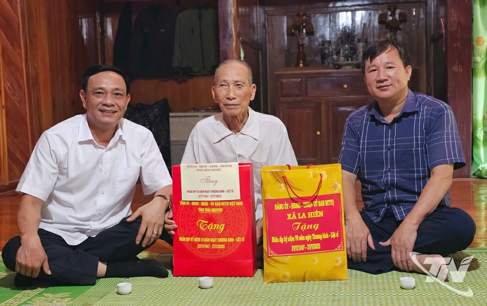 Đoàn thăm hỏi, tặng qua thân nhân liệt sĩ Lương Văn Xiên, xóm Tân Sơn, xã La Hiên.