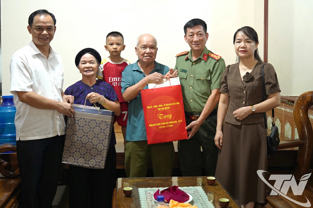 Đoàn công tác trao quà cho ông Quách Văn Việt trú tại thôn Đông Lẻo, xã Bằng Thành.