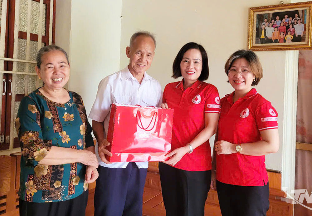 Chủ tịch Hội Chữ thập đỏ tỉnh Kiều Thị Thao (thứ hai từ phải sang) trao tặng quà cho gia đình ông Chu Đình Tạ, xã Phú Lương.