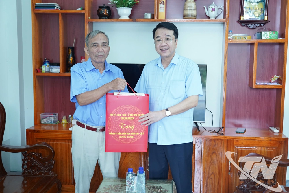 Đồng chí Phó Chủ tịch Thường trực UBND tỉnh Nguyễn Thanh Bình tặng quà gia đình ông Phạm Hồng Quân.