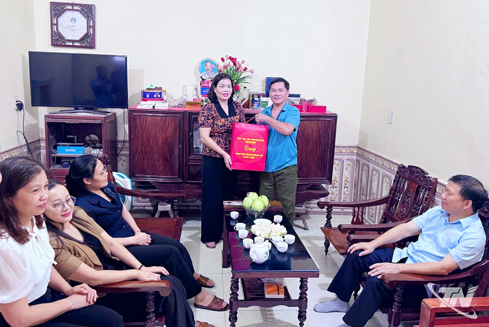 Phó Chủ tịch HĐND tỉnh Trần Thị Lộc thăm, tặng quà thương binh Nguyễn Duy Se, trú tại thôn Phặc Tràng, xã Phong Quang.