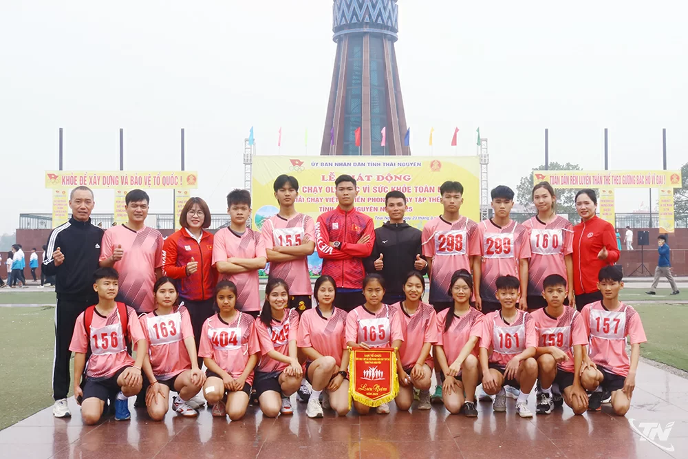 Học sinh, sinh viên các trường học trong Ngày chạy Olympic vì sức khỏe toàn dân và Giải Việt dã Tiền phong - Chạy tập thể tỉnh Thái Nguyên.