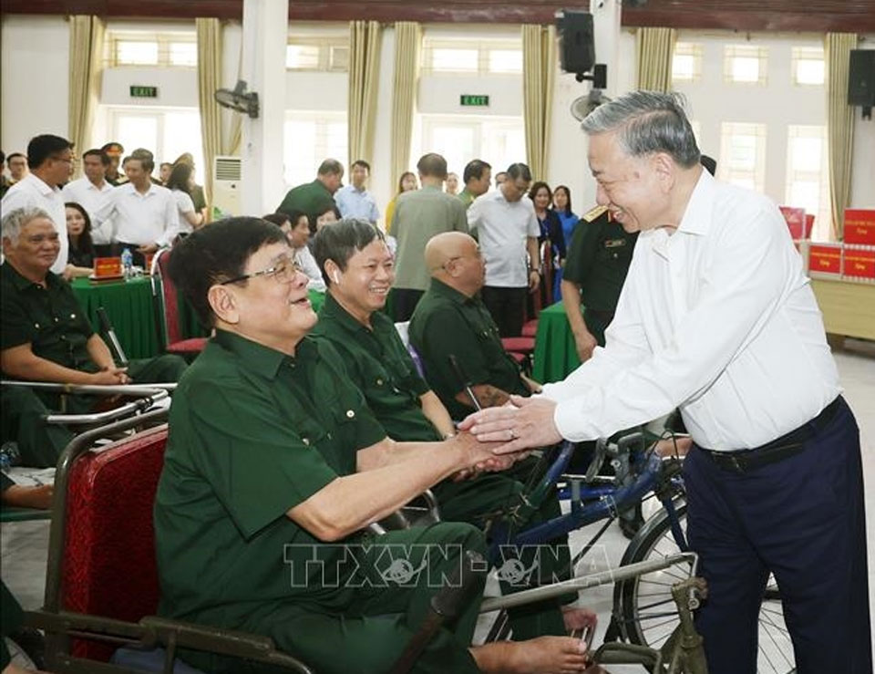 Tổng Bí thư Tô Lâm thăm hỏi các thương, bệnh binh.