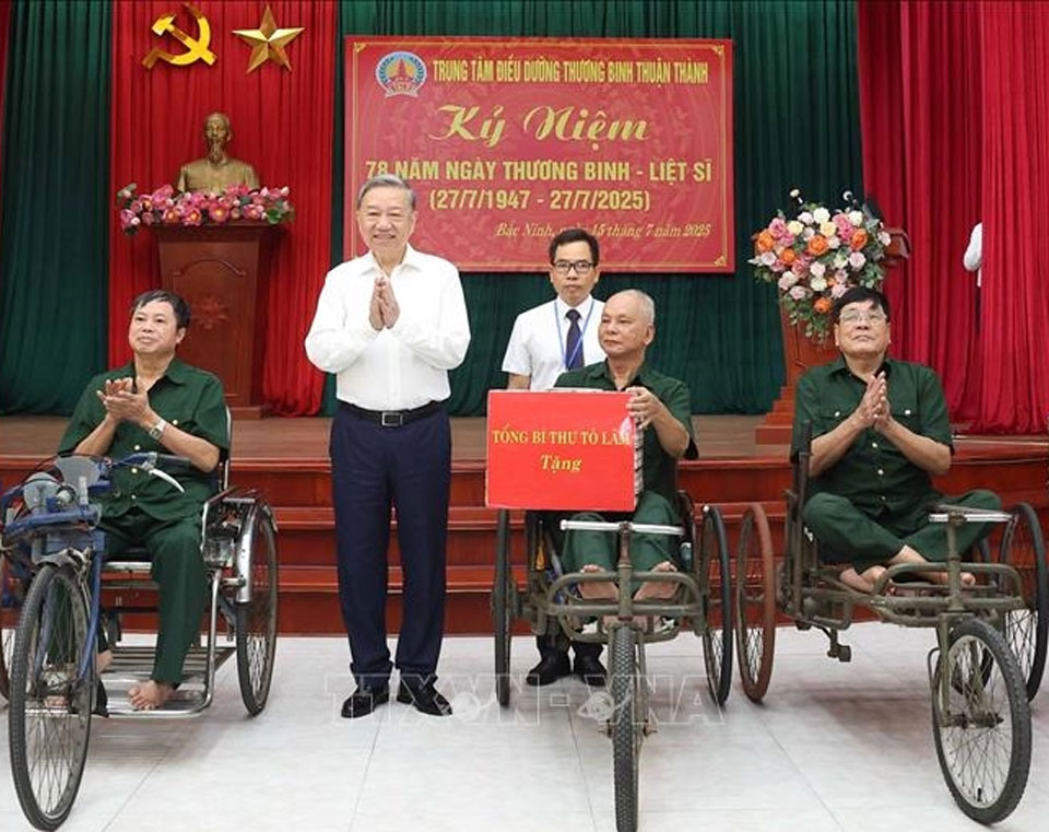 Tổng Bí thư Tô Lâm tặng quà thương, bệnh binh.