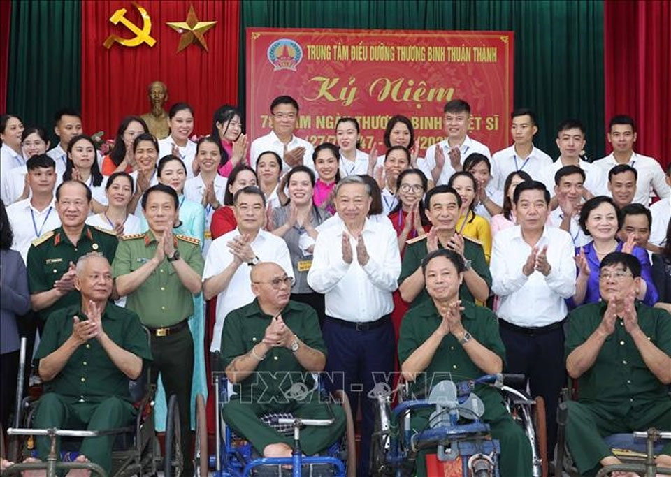 Tổng Bí thư Tô Lâm và các đại biểu cùng các thương, bệnh binh. 