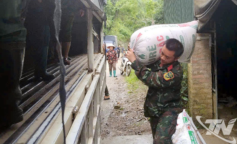 Lực lượng Quân đội, Công an giúp người dân vận chuyển đồ đạc đến nơi an toàn.