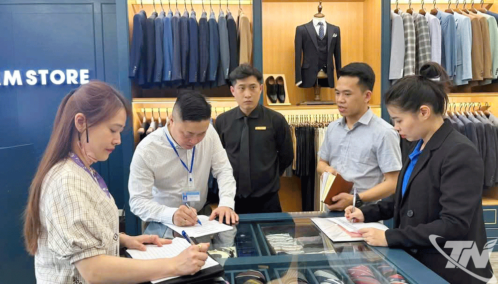 Cán bộ Sở Công Thương khảo sát xây dựng tuyến phố thương mại điện tử.