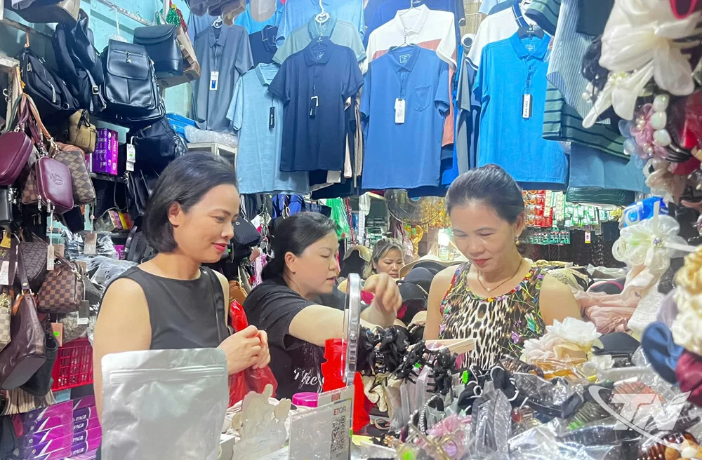 Sau thời gian trầm lắng, nhiều gian hàng tại Chợ Đức Xuân, phường Đức Xuân đã buôn bán trở lại.
