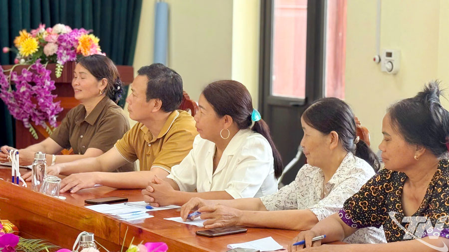 Bà Bàn Thị Thu (ở giữa), Tổ trưởng Tổ tiết kiệm và vay vốn thôn Khuổi Cò, xã Bạch Thông tại một cuộc họp triển khai các chương trình tín dụng chính sách.